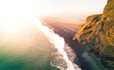 海浪撞击海岸
